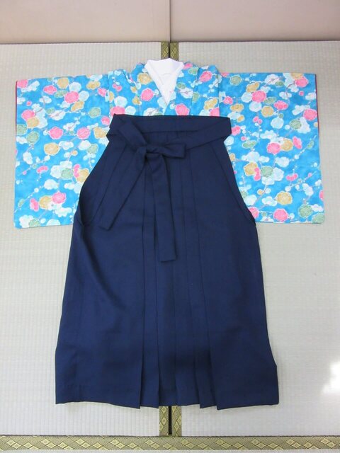 【東京】小学生の卒業式に可愛い袴を選ぶ家庭が増えている理由